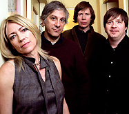 Басистка Sonic Youth приоденет 'крутых мамаш'