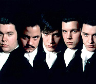 The Hives вызвали на дуэль Синди Лопер