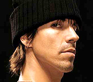 Вокалист RHCP получит премию от MusiCares